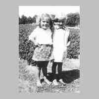 004-0026 Im Puentchenrock Helga Behrendt mit einer Freundin aus dem Kindergarten.jpg